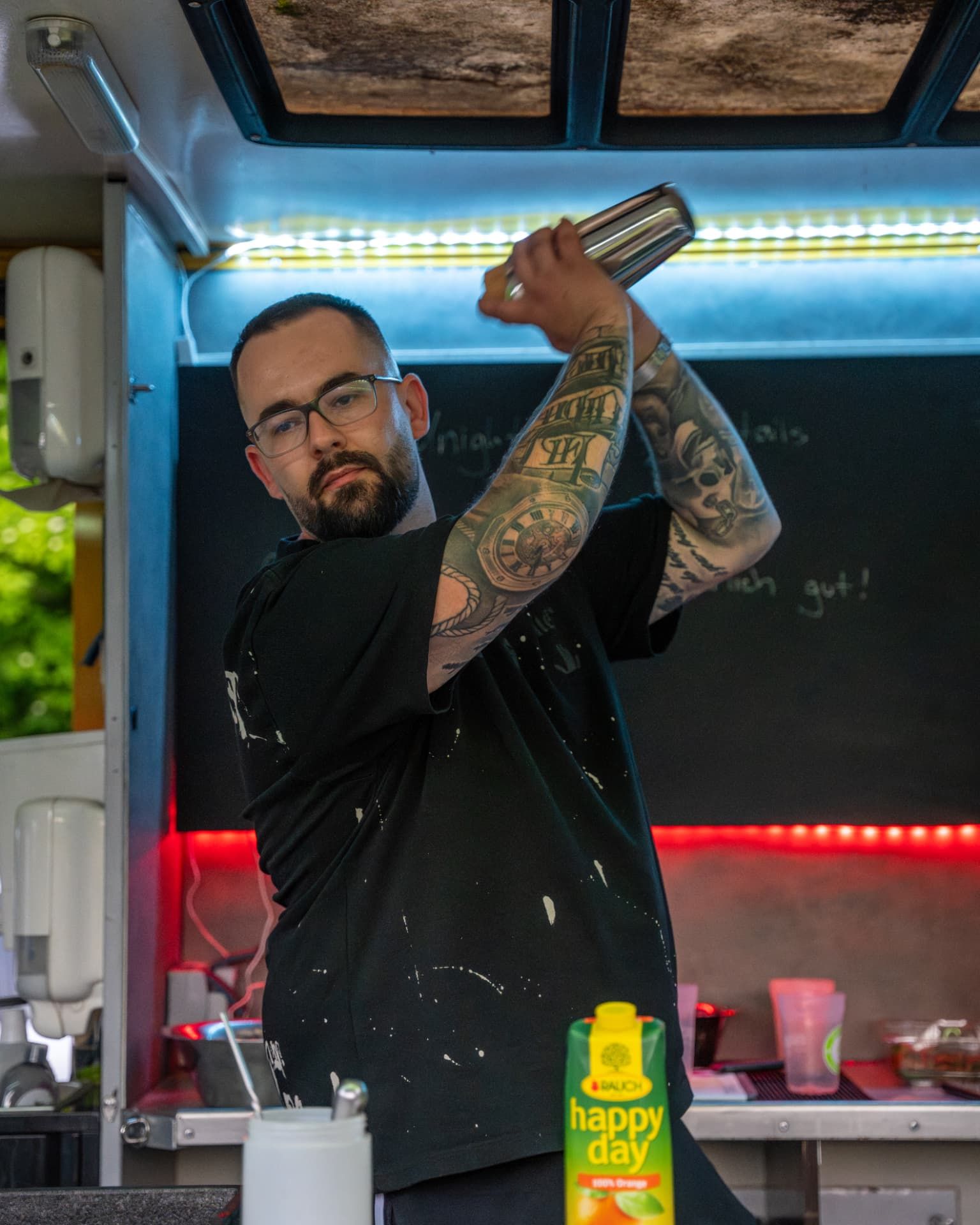 Barkeeper schüttelt den Cocktailshaker im Truck