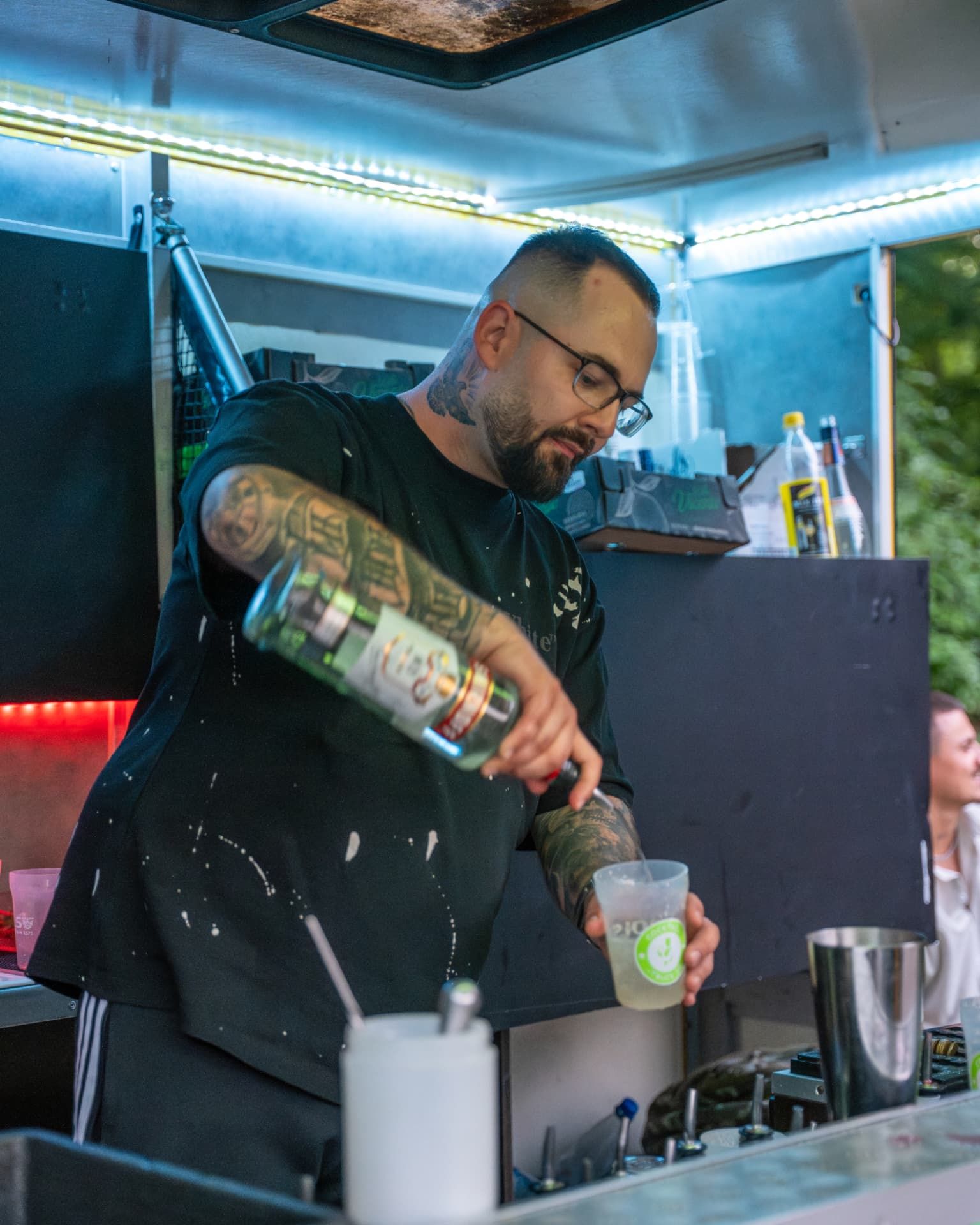Nahaufnahme beim Eingießen der Spirituose für einen frisch gemixten Cocktail