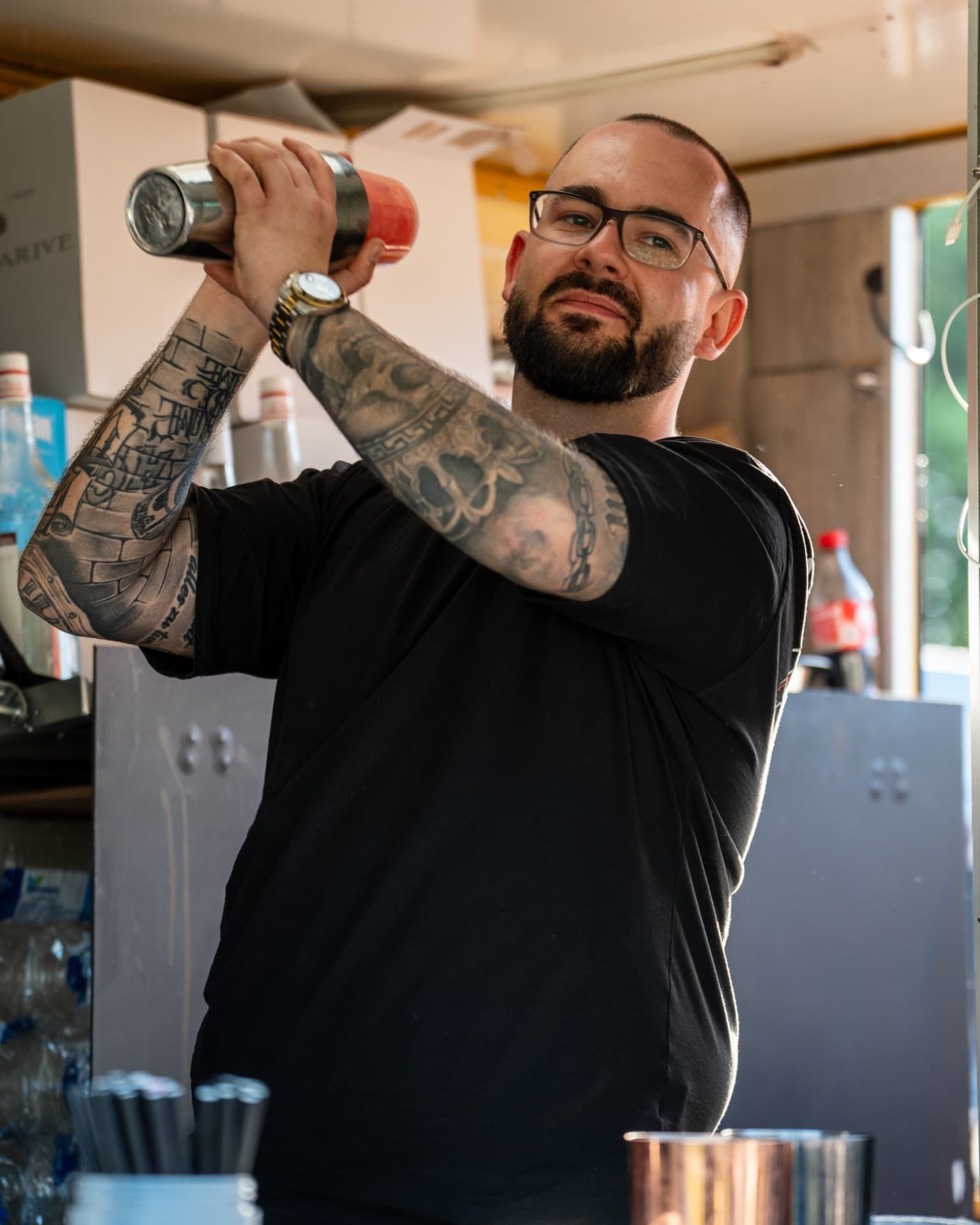 Mike, Truckmanager und Barkeeper des Midnight Sky Cocktailtrucks, mit Shaker im Truck