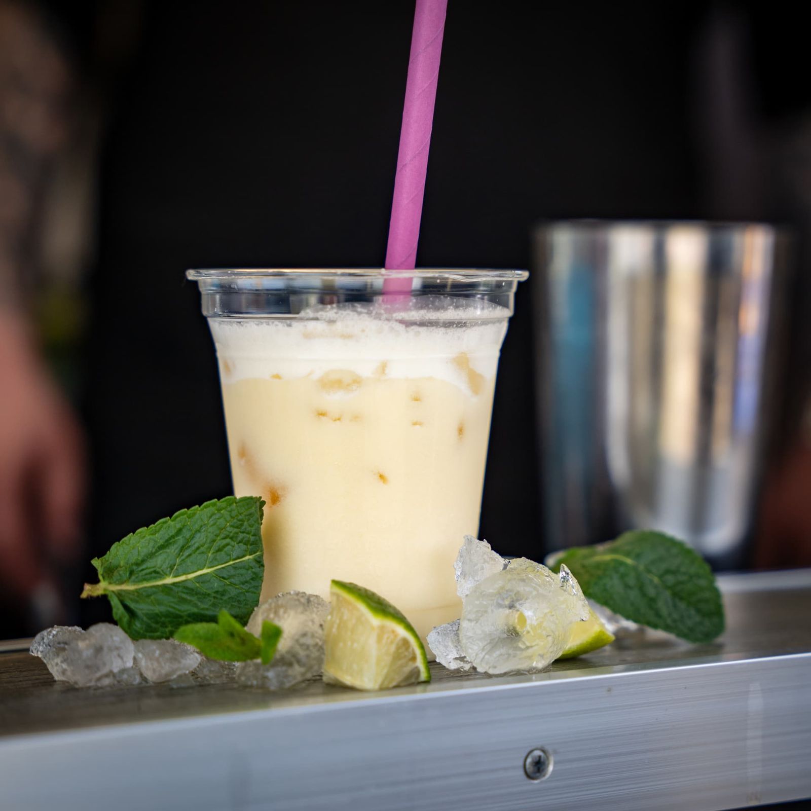 Cremiger Cocktail mit Minze, Limette und lila Trinkhalm