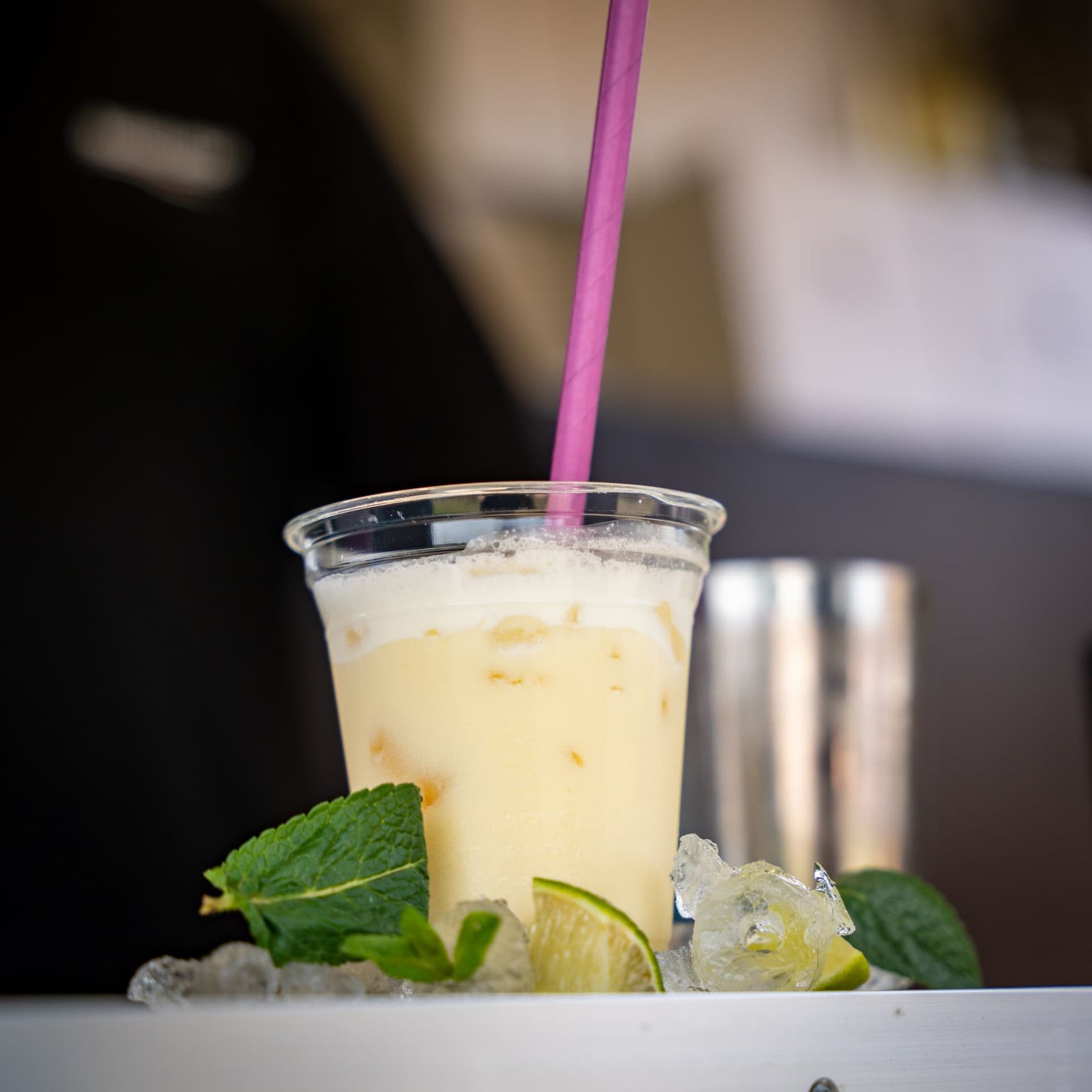 Cremiger Cocktail im Becher mit Minze und Eis